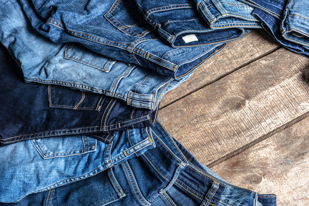 Blugi Mom Fit Ce Înseamnă: Totul Despre Trendul Retro Revenit la Modă