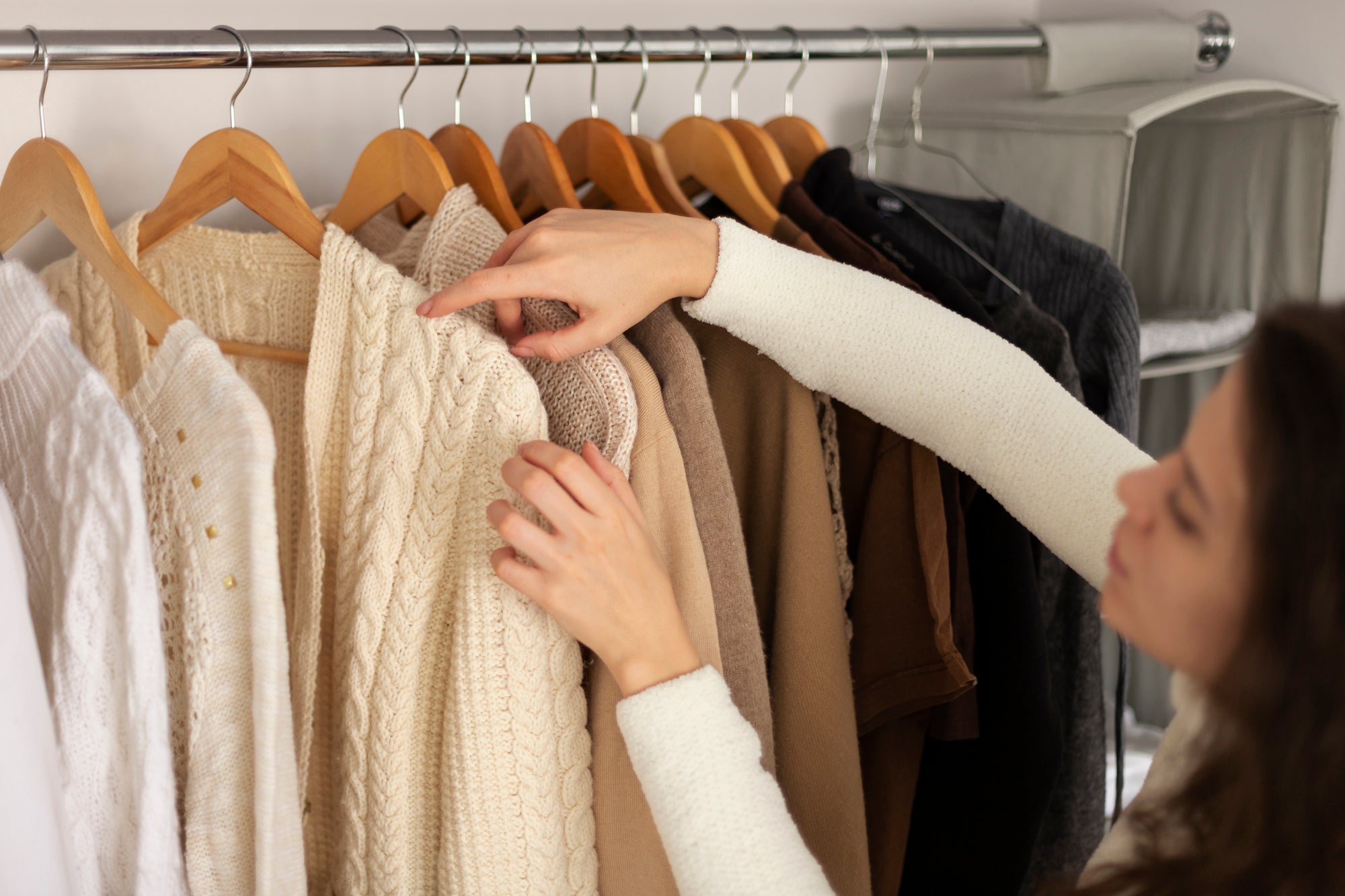 Capsule wardrobe: Ghidul tău complet pentru o garderobă minimalistă și un stil personal autentic