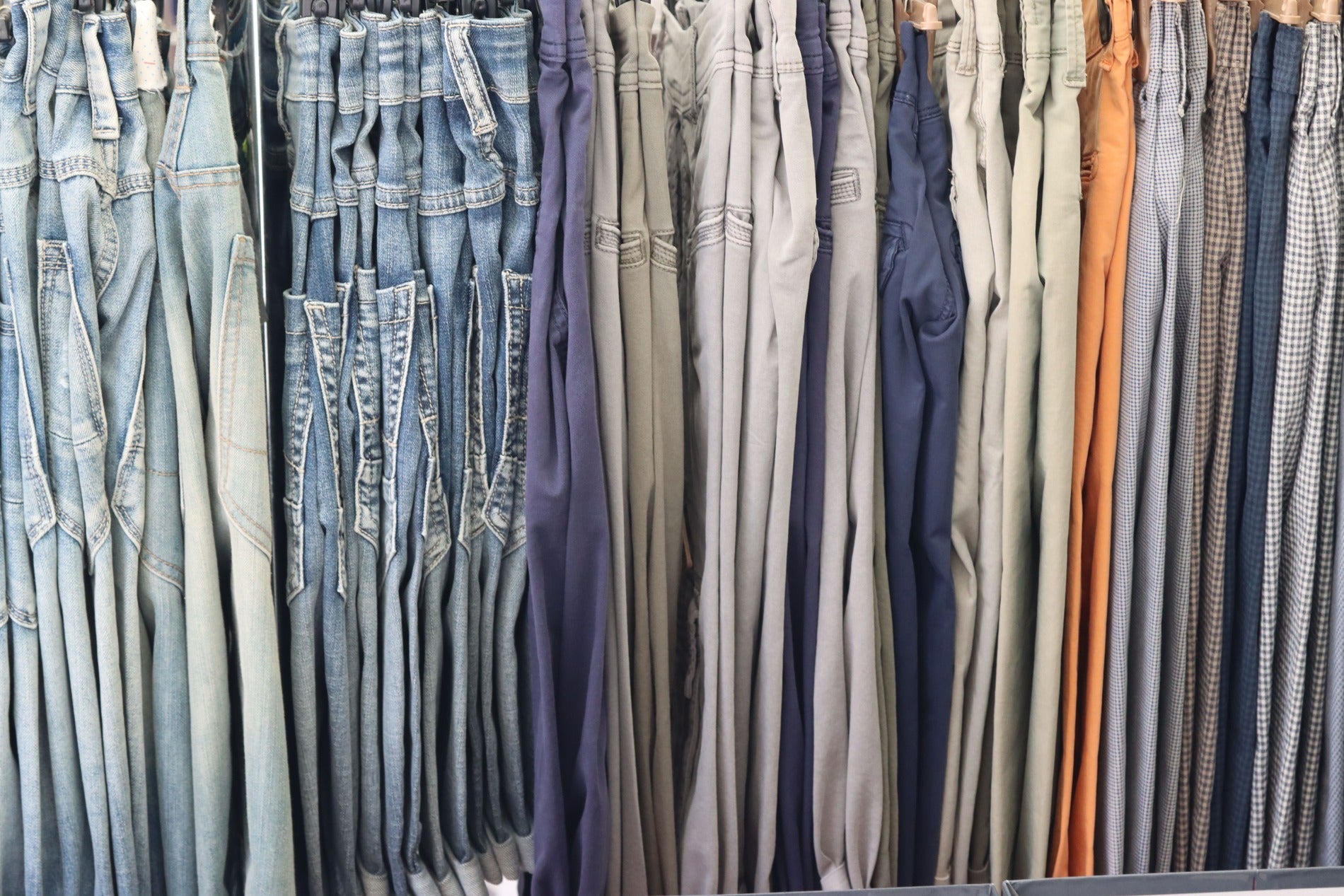 Ce Pantaloni Avantajează Femeile Plinuțe: Ghidul Croielilor, Materialelor și Stilizării